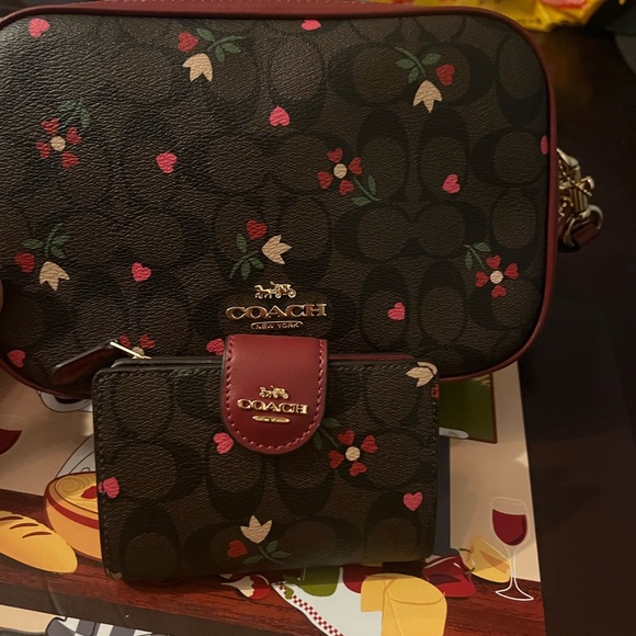 Crossbody and matching wallet, like new! - Picture 4 of 6